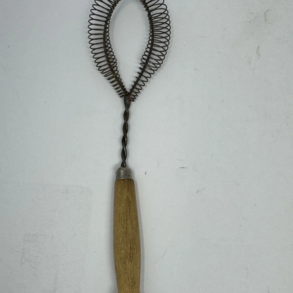 Vintage Metal Coil Spring Whisk Egg Beater Hand Held Wooden Handle Utensil D2